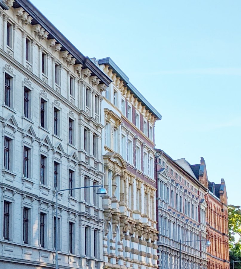 Sanierte Gründerzeit-Fassaden in einem Straßenzug