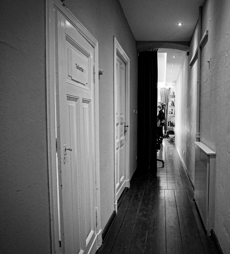 Altbau-Flur in Schwarz-Weiß mit Blick ins Büro